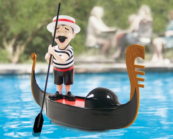 Serenading Pool Gondolier Sings Sweet Songs serenading pool gondolier 1 590x475 Serenading Pool Gondolier Sings Sweet Songs